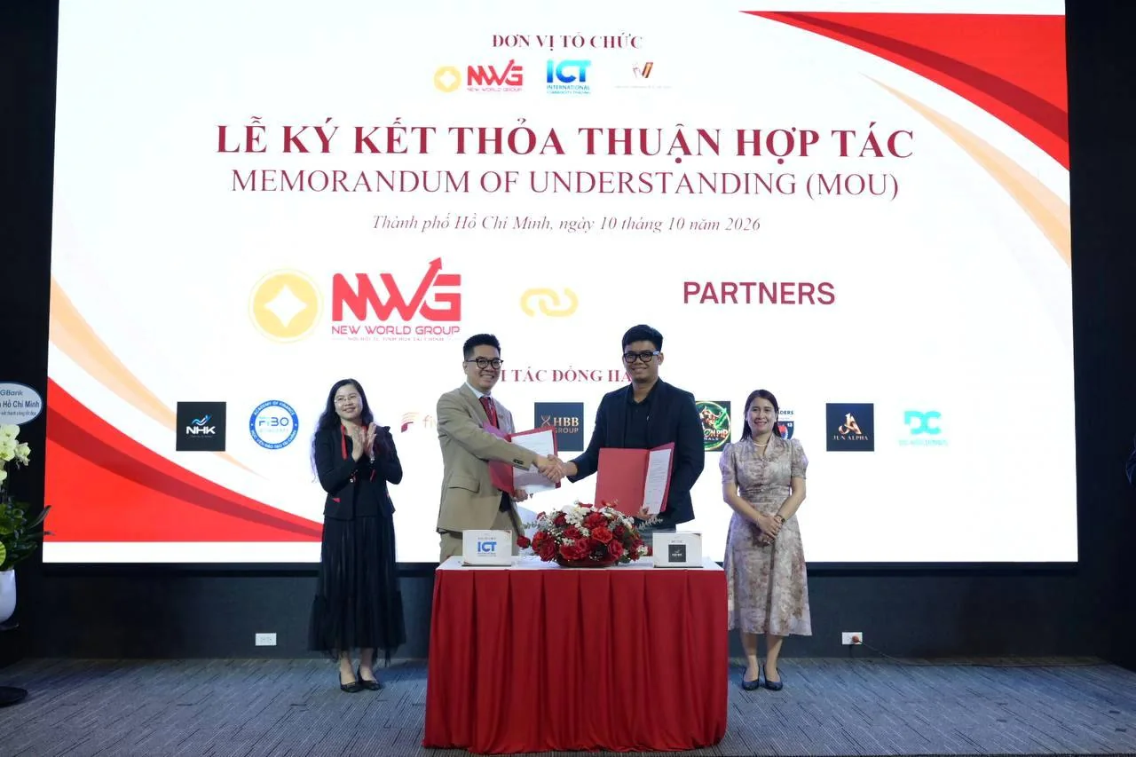Đại diện các bên bắt tay sau khi ký kết Thỏa thuận hợp tác MOU tại TP. Hồ Chí Minh ngày 10/10/2026, logo NHK Trading Academy trong hàng Đối tác đồng hành